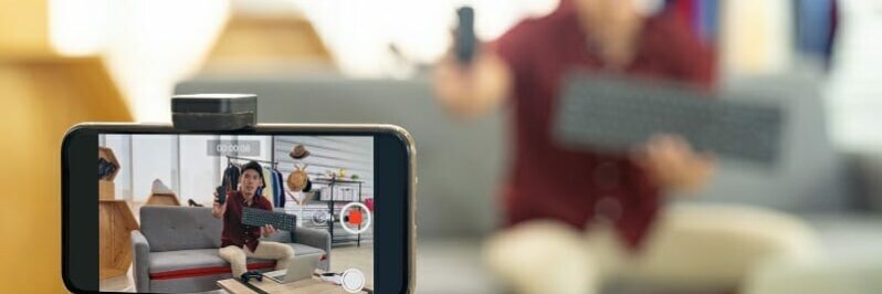 Vlogger live review IT product